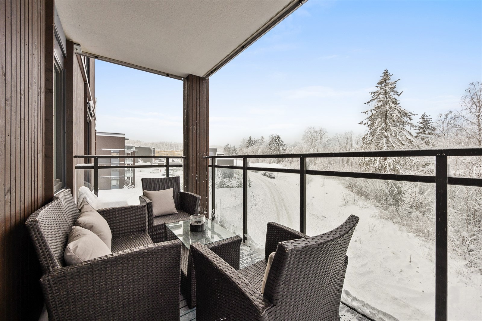 Balkongen er overbygd og har rekkverk i metall og glass Galleribilde