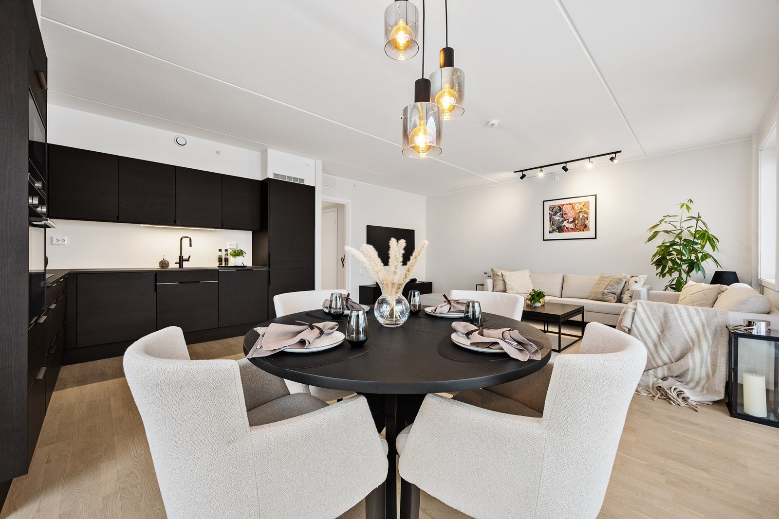 Spiseplassen er naturlig plassert mellom kjøkkenet og stuen, med plass til hyggelige måltider Galleribilde