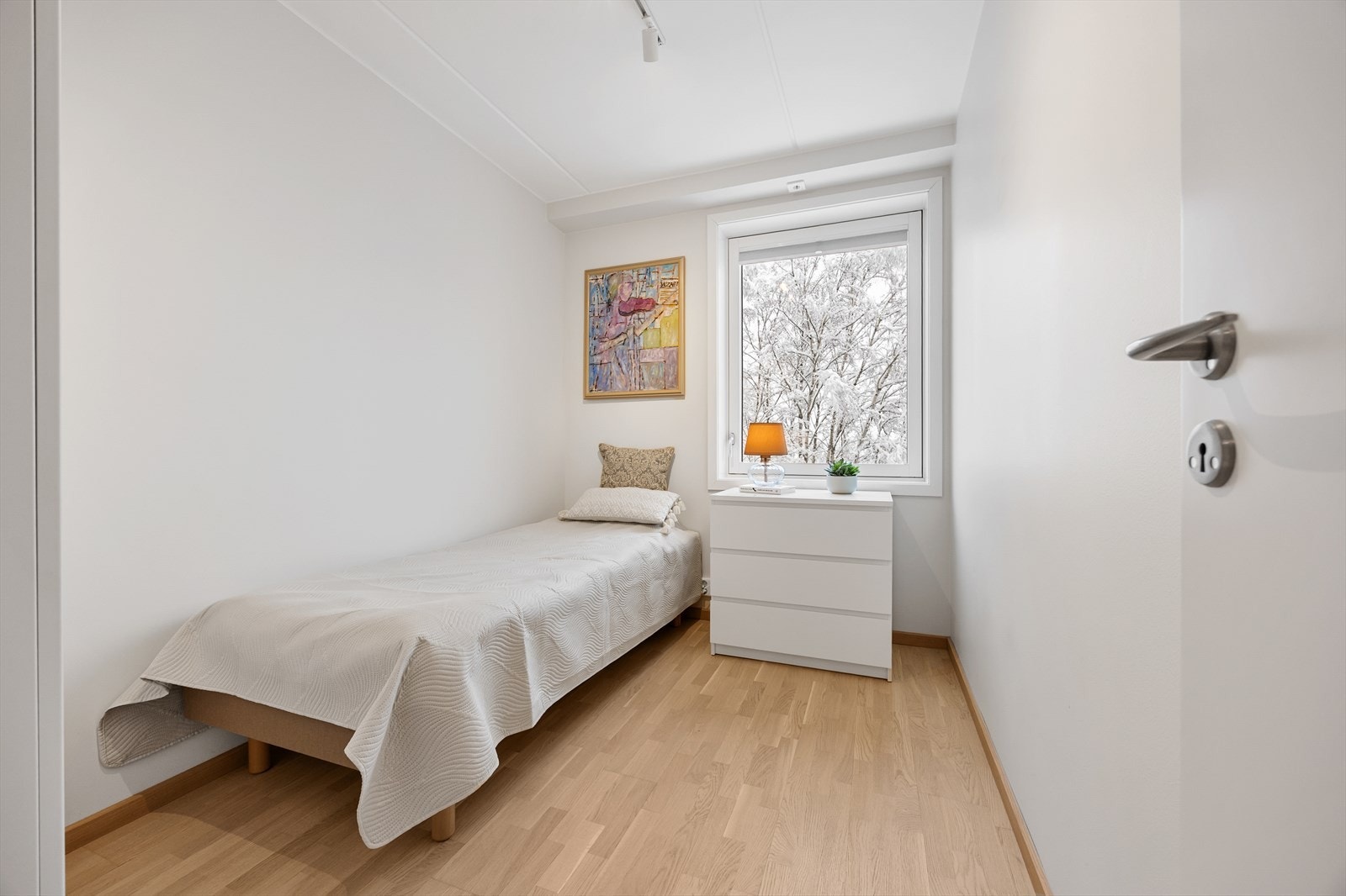 Det andre soverommet egner seg godt som barnerom, gjesterom eller kontor Galleribilde