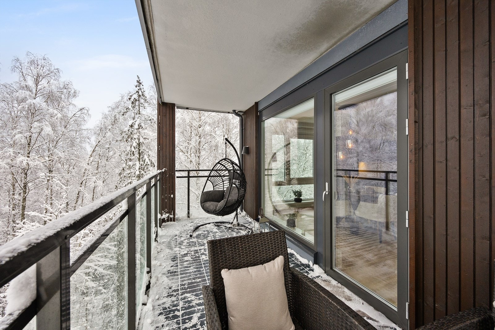 Balkongen har god plass til sittegruppe, beplantning og annet møblement Galleribilde