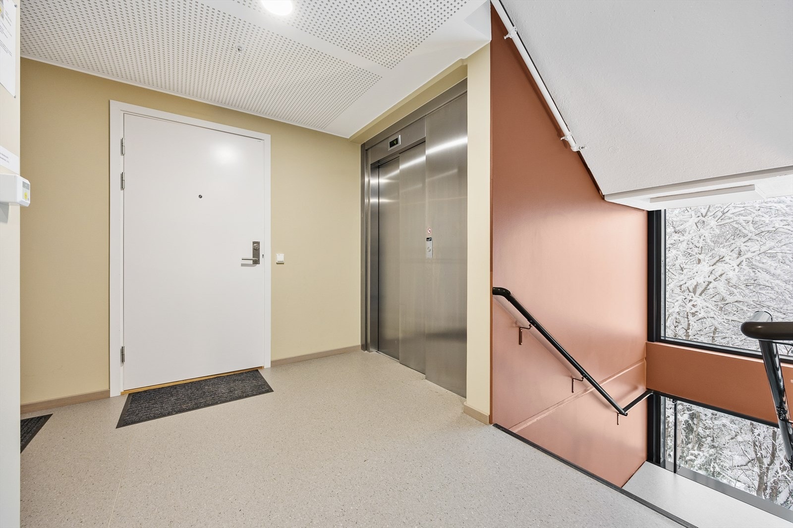 Bygget har heis som gir enkel adkomst til leiligheten, også fra garasjeanlegget Galleribilde