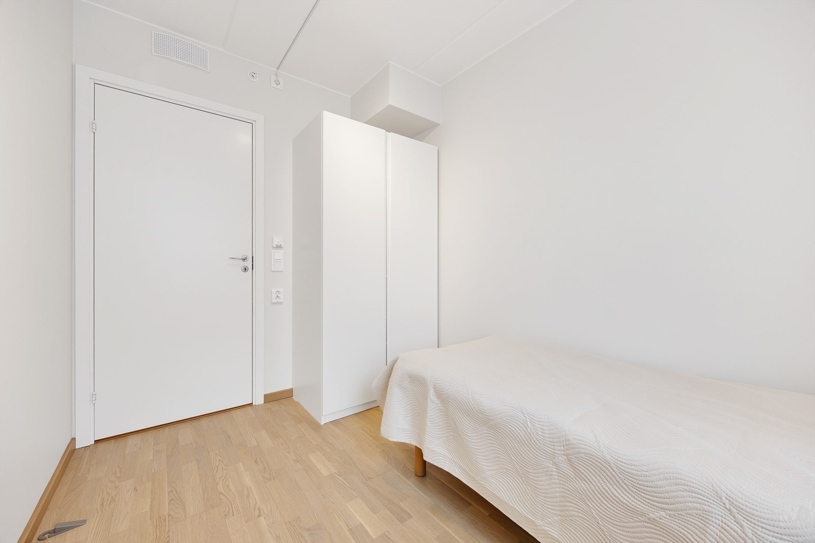 Soverommet har plass til seng og gardeorbeløsning Galleribilde