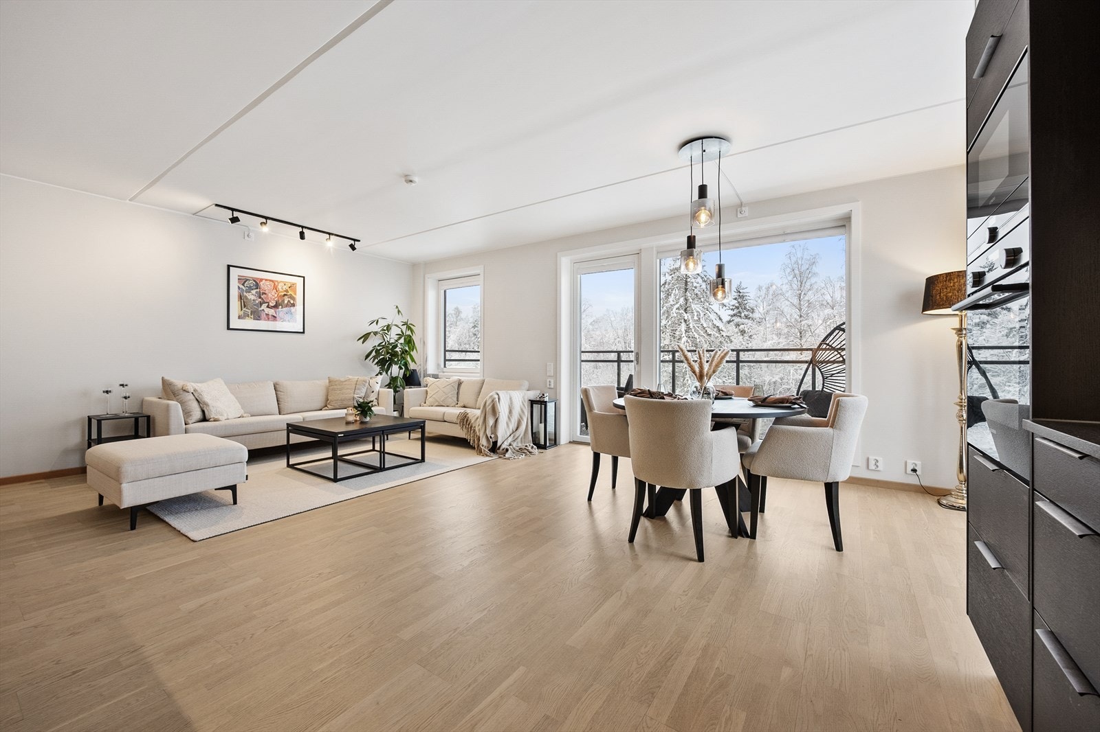 Store vindusflater og en takhøyde på ca. 2,53 meter gir en luftig atmosfære i stuen Galleribilde