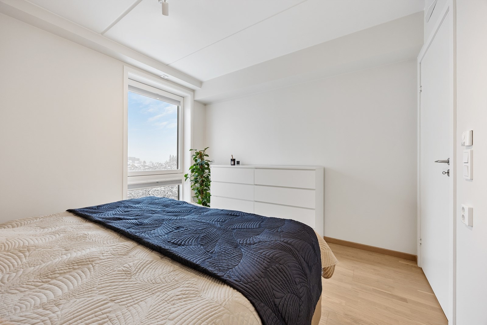 Rommet har god plass til både dobbeltseng og garderobeløsninger Galleribilde