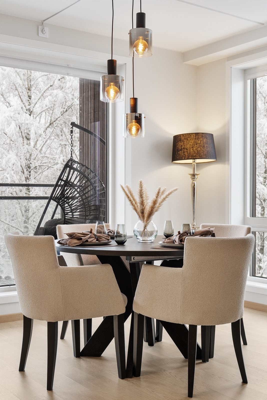 Hjørneplasseringen ved vinduene gir en lys og trivelig ramme rundt spisebordet Galleribilde