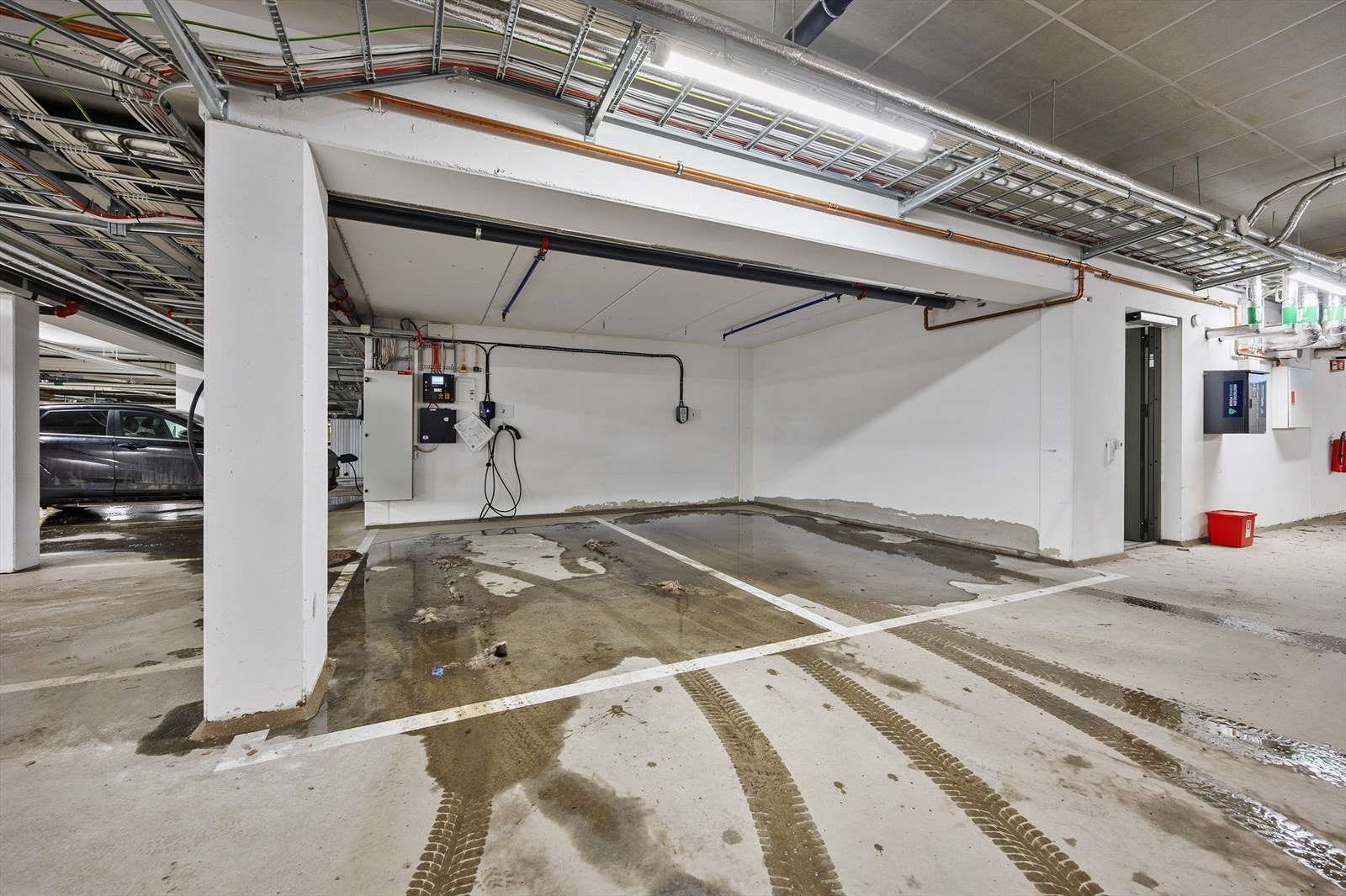 Med leiligheten følger en fast parkeringsplass med opplegg for elbil-lader i felles garasjekjeller Galleribilde