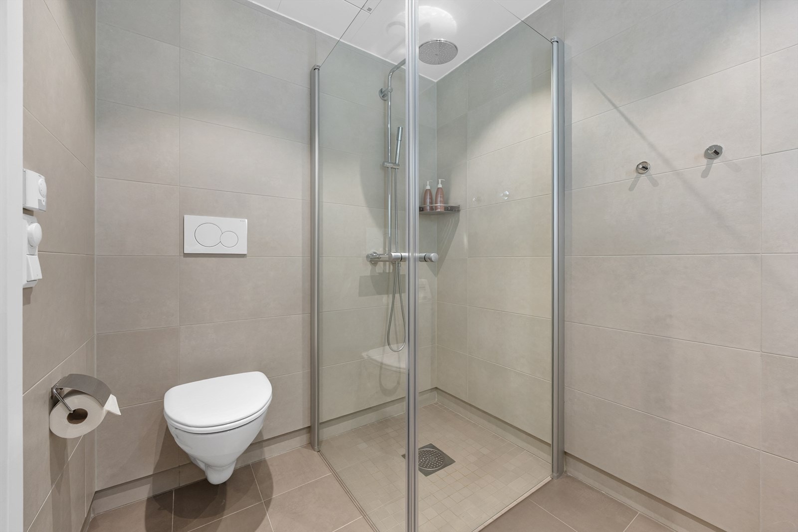 Ventilasjon via avtrekk i himling og tilluft via spalte under døren Galleribilde