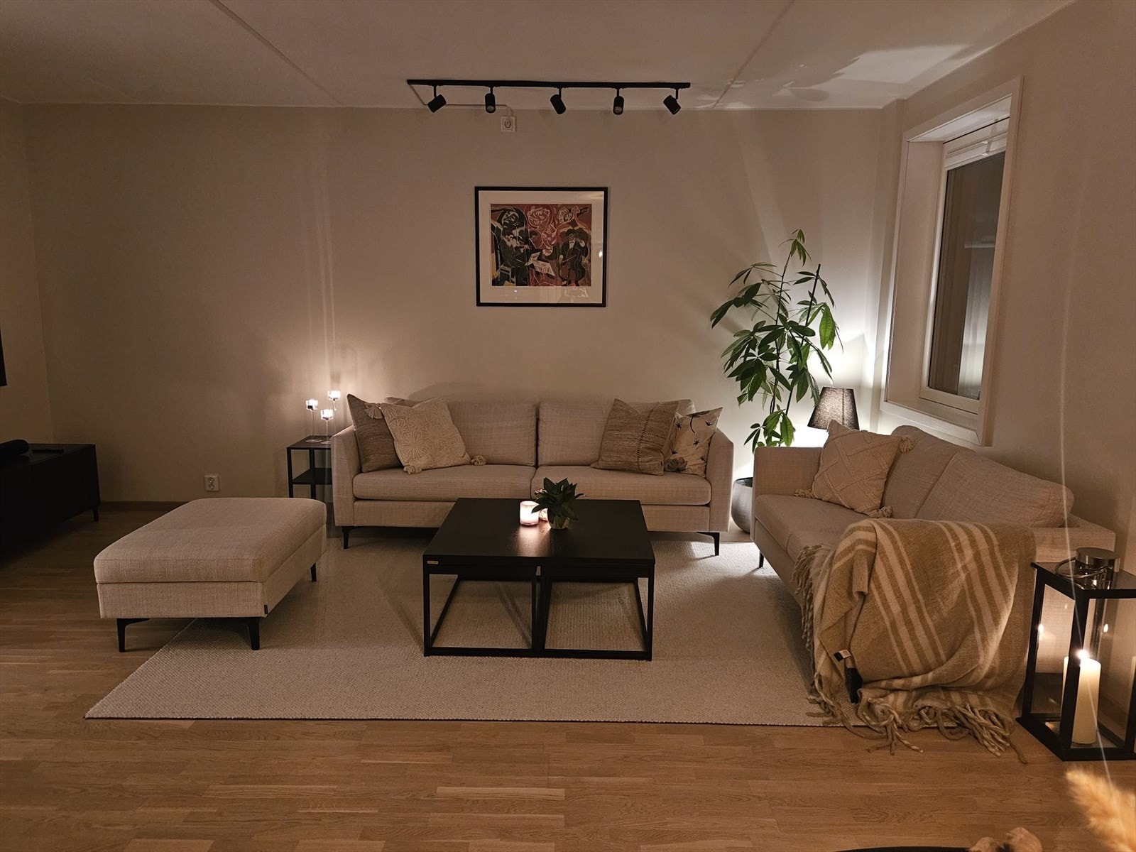 Svært hyggelig kveldsstemning i leilighetens stue Galleribilde