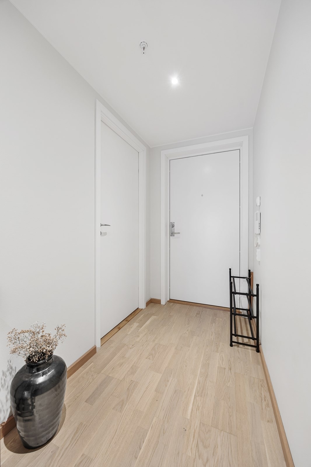 Entréen gir et godt førsteinntrykk, med parkett på gulvet og tilgang til leilighetens øvrige rom Galleribilde