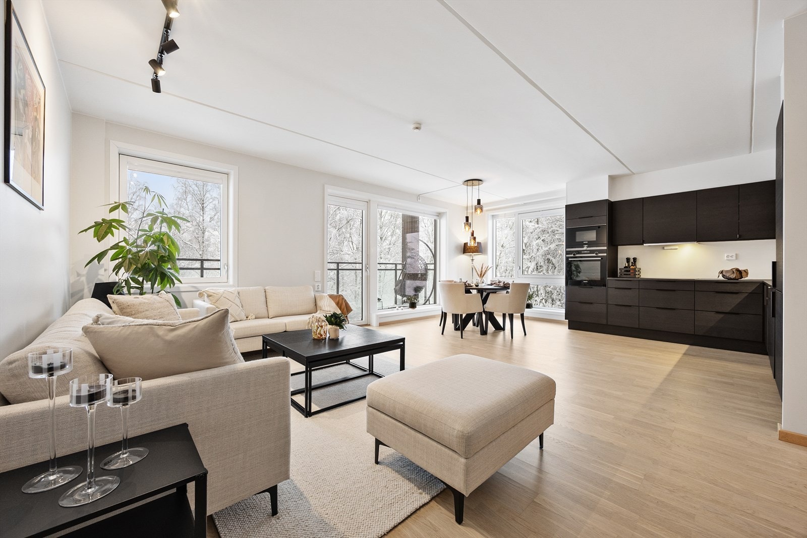 Den åpne løsningen gir en fin flyt mellom kjøkken, spisestue og stue, ideelt for sosiale sammenkomster Galleribilde