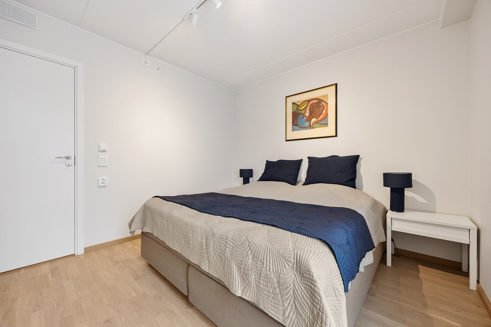 Også på soverommene er det vannbåren gulvvarme for en jevn og behagelig temperatur Galleribilde