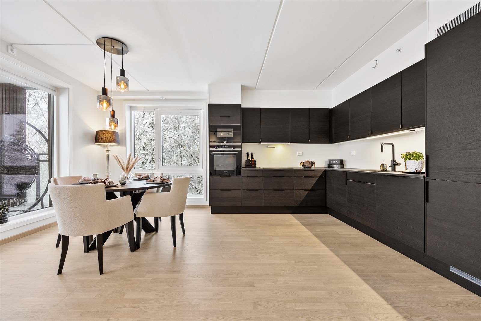 Leiligheten har en moderne kjøkkeninnredning fra Sigdal Galleribilde