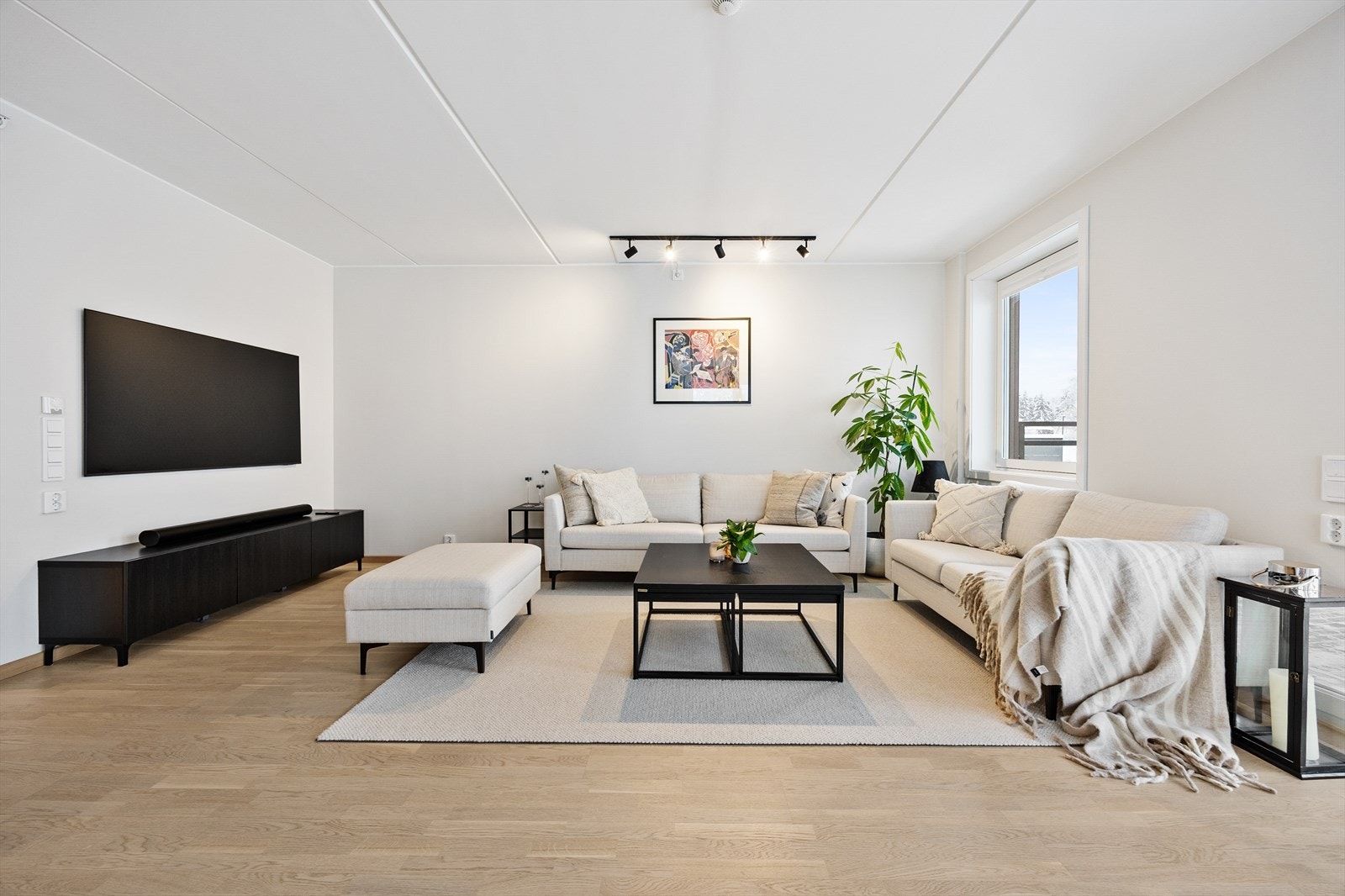 Stuen har god plass til både sofagruppe, mediemøbler og spisebord Galleribilde