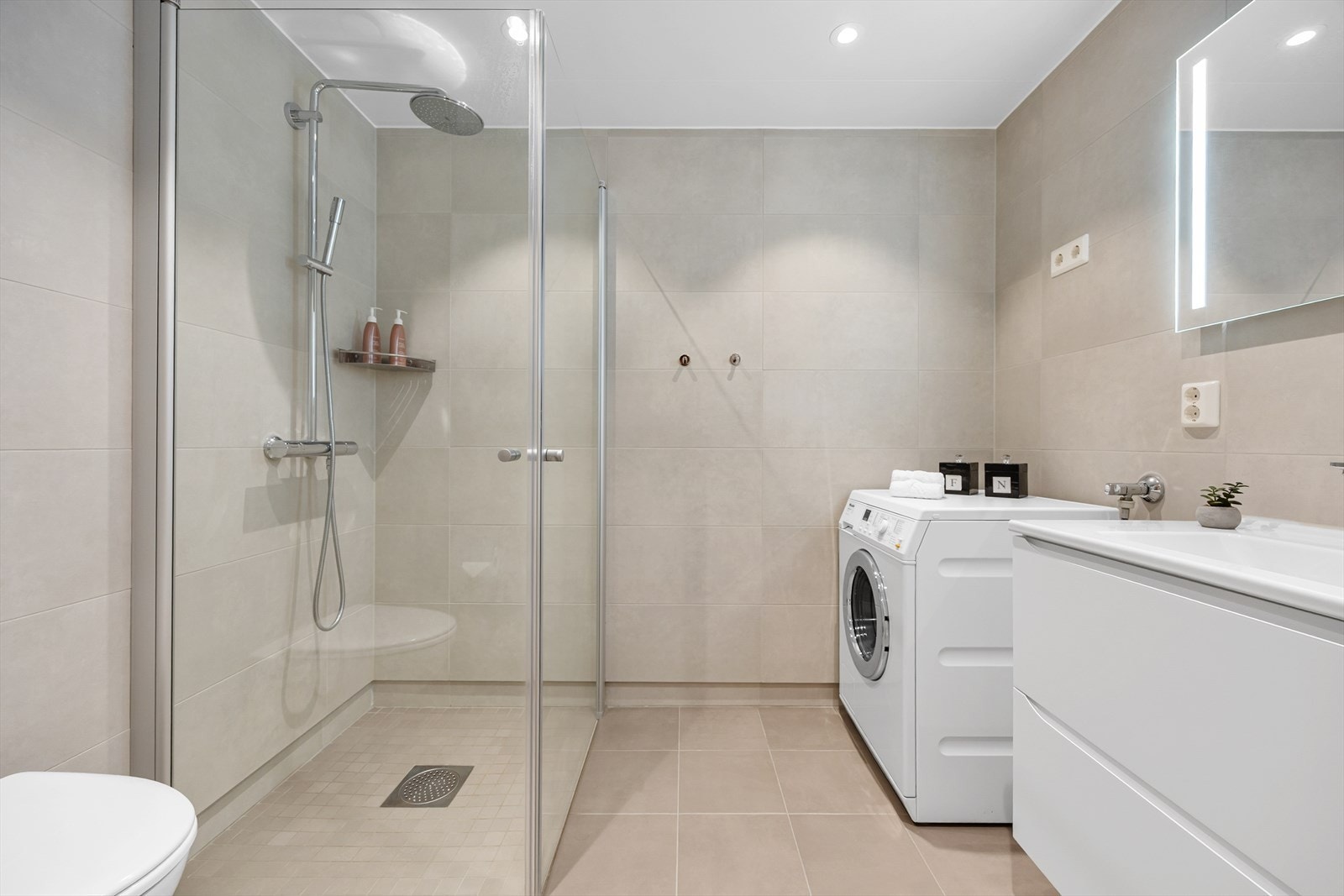 Badet er fra byggeåret 2022 med flislagte overflater på gulv og vegger Galleribilde