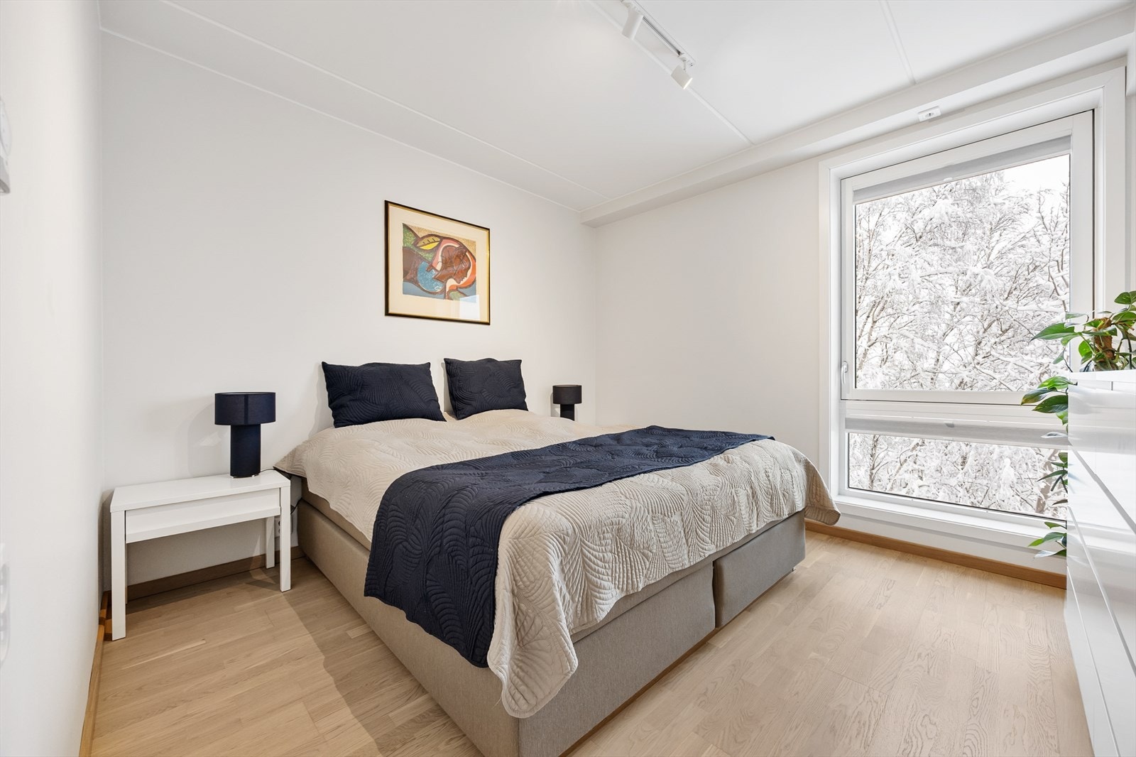 Hovedsoverommet er romslig og har parkett på gulvet, som i resten av leiligheten Galleribilde