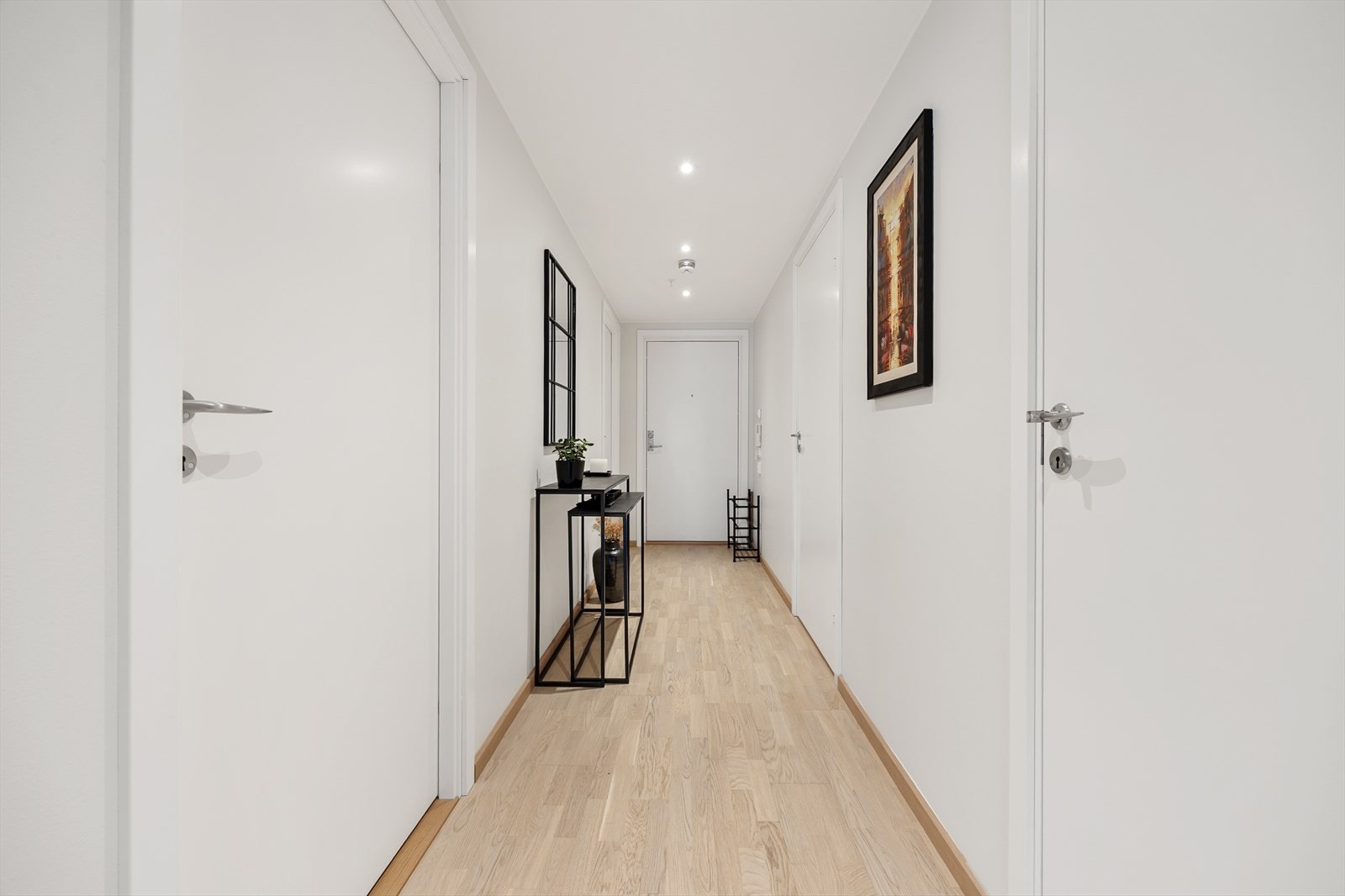 Det er god plass til oppheng av yttertøy og til å sette fra seg sko Galleribilde