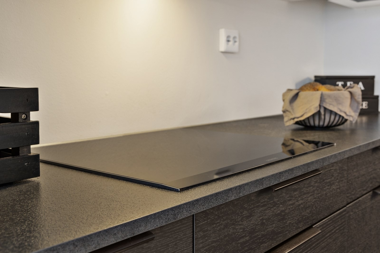 Alle hvitevarer er integrerte og inkluderer platetopp, stekeovn, mikrobølgeovn, oppvaskmaskin og kjøleskap med fryser Galleribilde