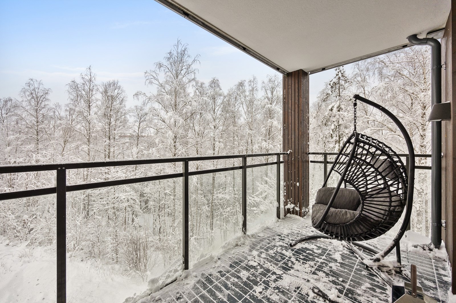 Uteplassen er perfekt for rolige stunder eller hyggelige sammenkomster utendørs Galleribilde