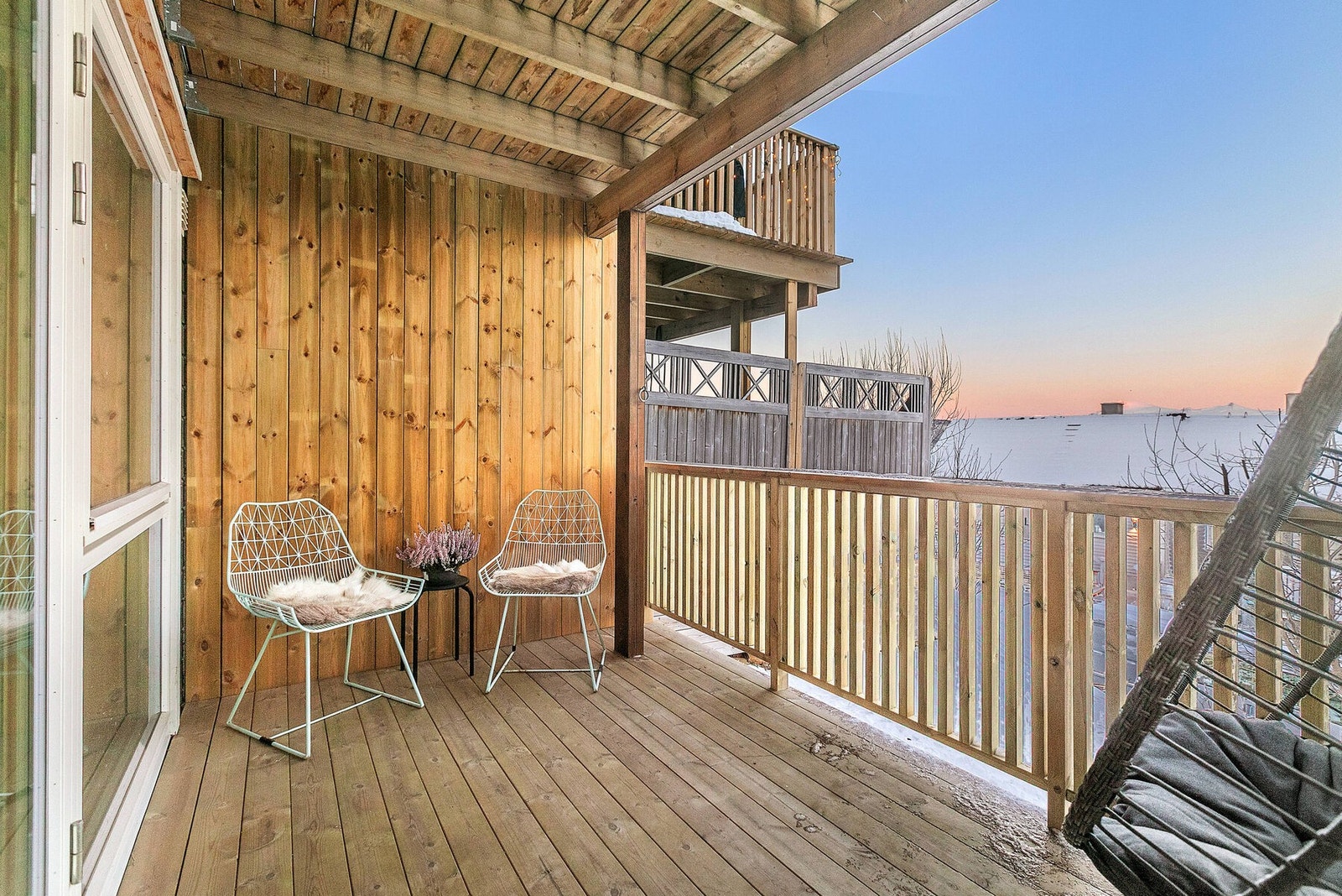 Utgang fra hoved soverommet til en lun og avskjermet terrasse Galleribilde