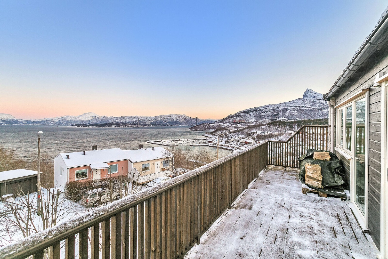 Romslig veranda med praktfull utsikt Galleribilde