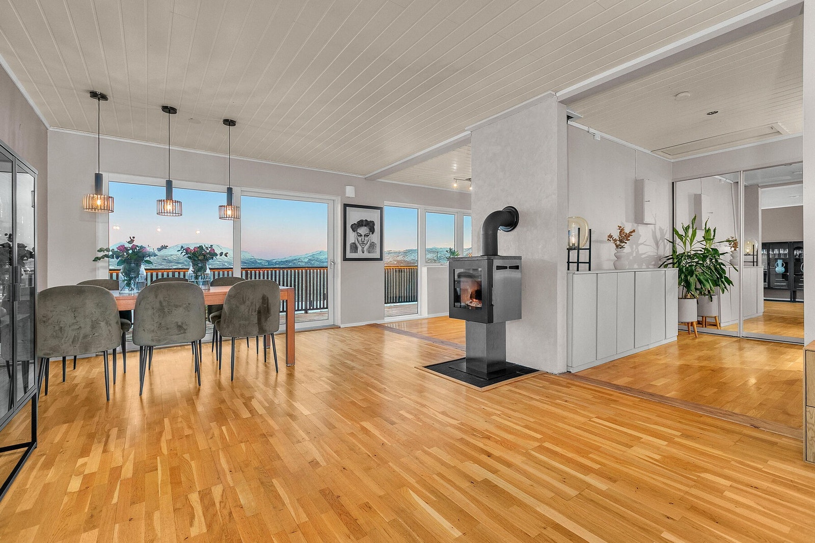 Lyst og romslig stue med utgang til veranda med vakker utsikt Galleribilde