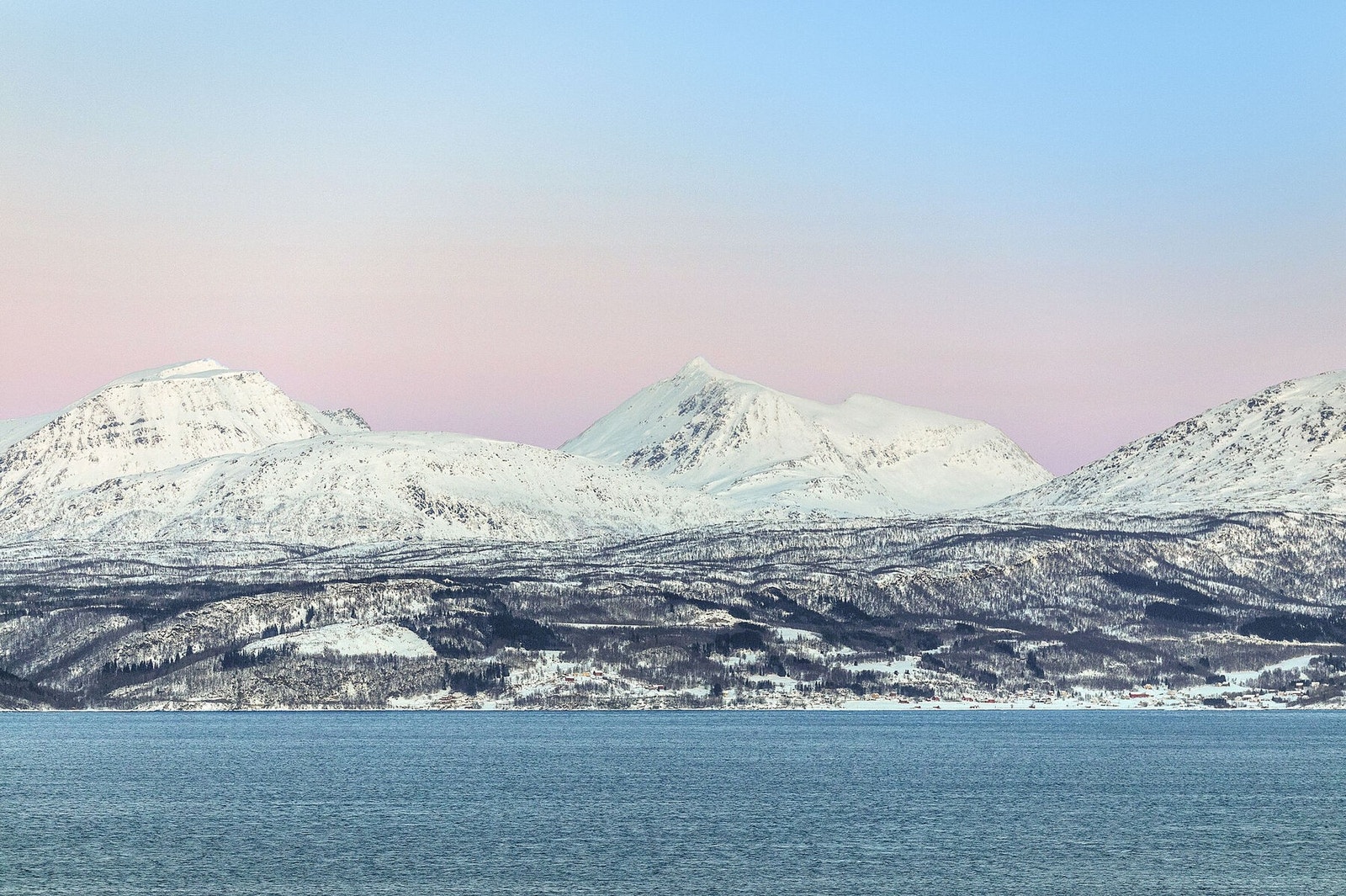 Vakker utsikt mot fjord og fjell Galleribilde