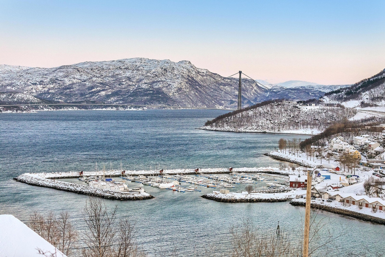 Utsikt mot småbåthavna og Hålogalandsbrua Galleribilde