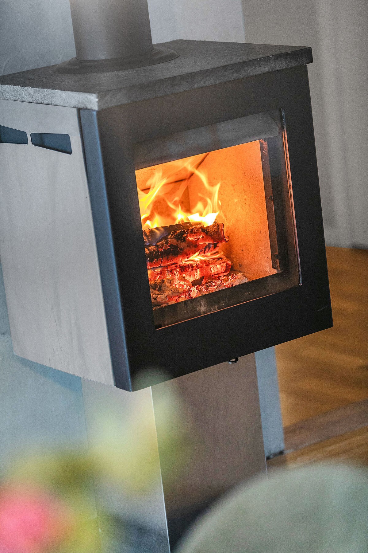 Moderne vedpeis for kalde vinterdager Galleribilde