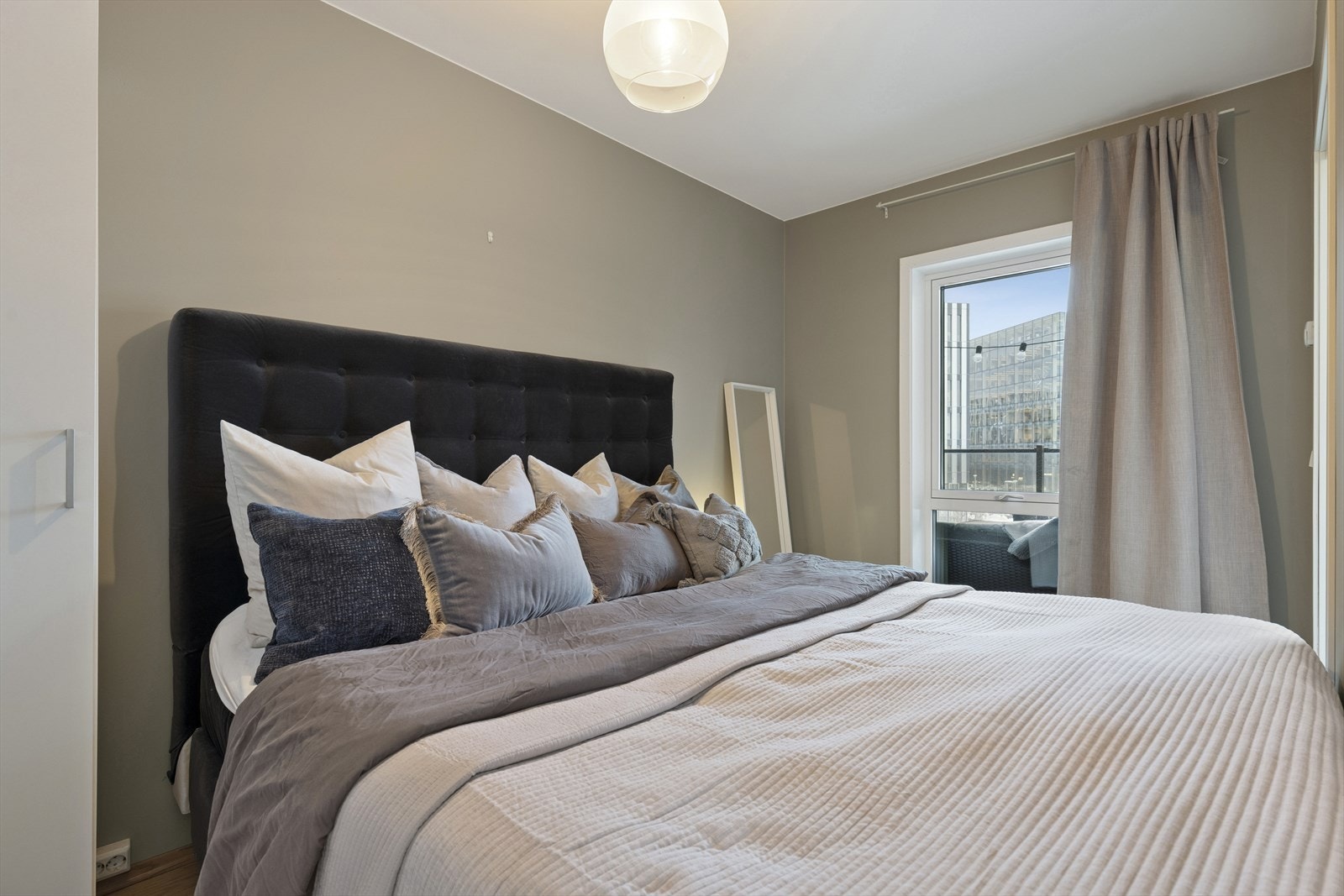 Praktisk soverom med god plass til stor seng, nattbord og øvrig møblement. Galleribilde