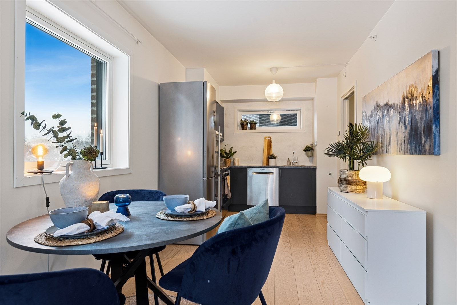 Spiseplassen ligger naturlig i den avlange planløsningen og inviterer til lange middager og gode samtaler. Galleribilde