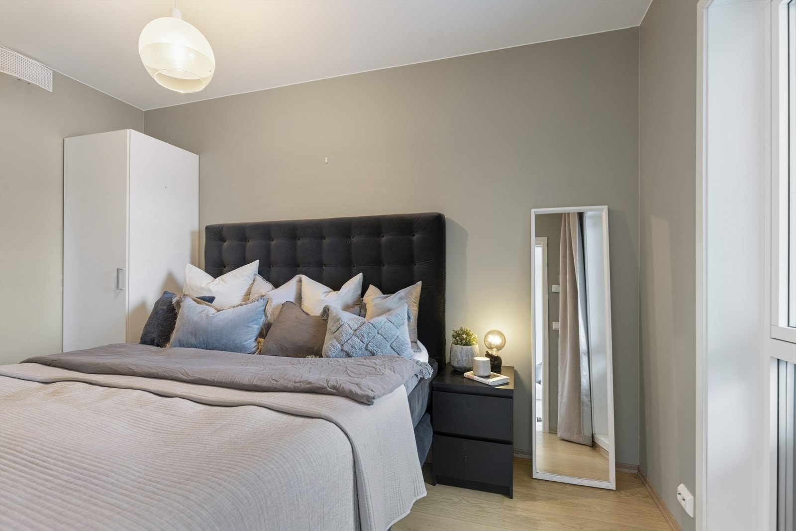 I tillegg har rommet gardeskap og plass til veggmontert TV. Galleribilde