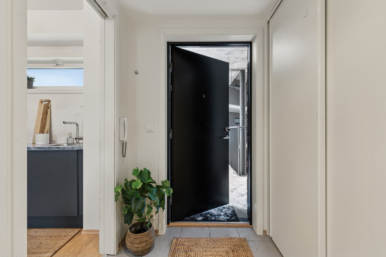 Praktisk entre med skyvedørsgarderobe som gir et ryddig førsteinntrykk. Galleribilde