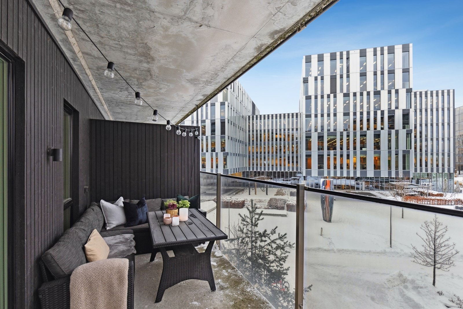 Balkong på ca. 10 kvm som forlenger stuen og gir et flott uterom. Galleribilde