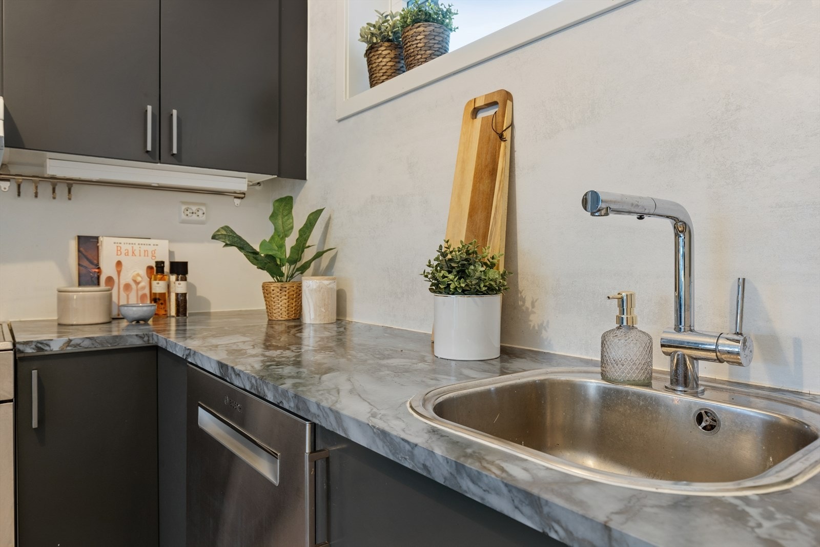 Kjøkkenet har et tidløst og elegant uttrykk, kombinert med funksjonelle løsninger og rikelig lagringsplass. Galleribilde