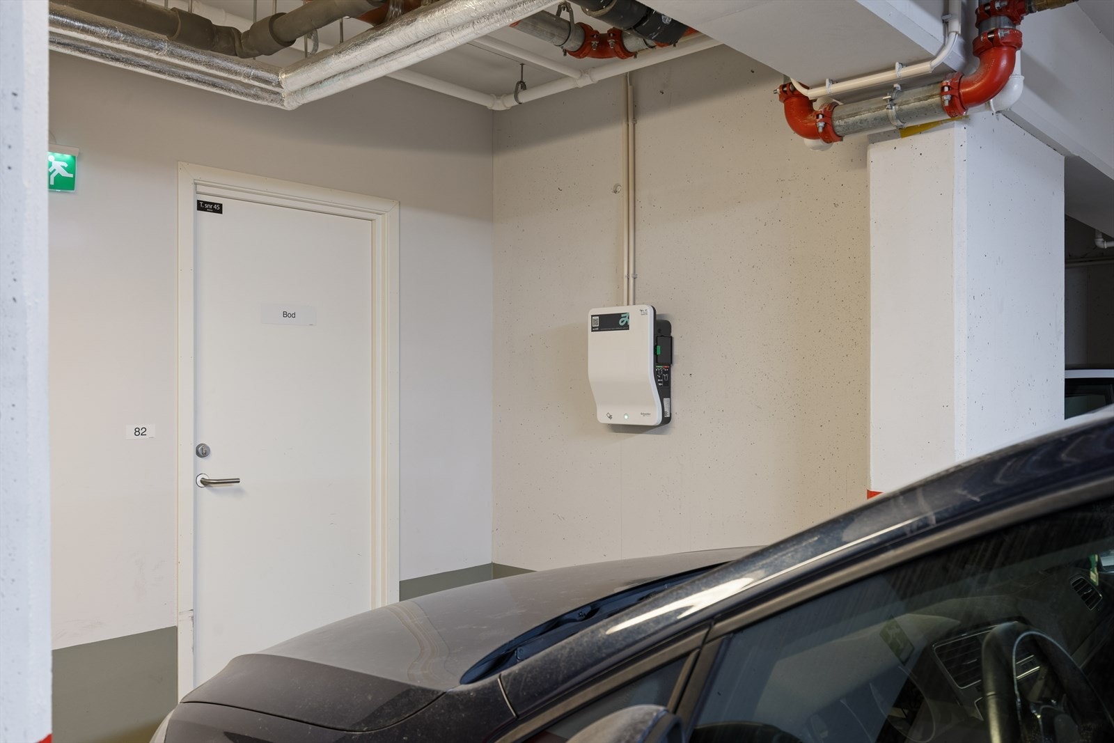 Det er mulighet for å kjøpe garasjeplass med elbillader rett utenfor boden. Galleribilde