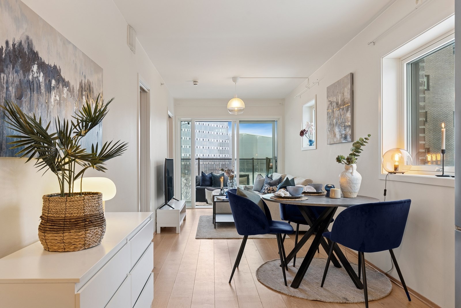 Velkommen til John Strandruds vei 5, presentert av Eirik Aas DNB Eiendom. Galleribilde