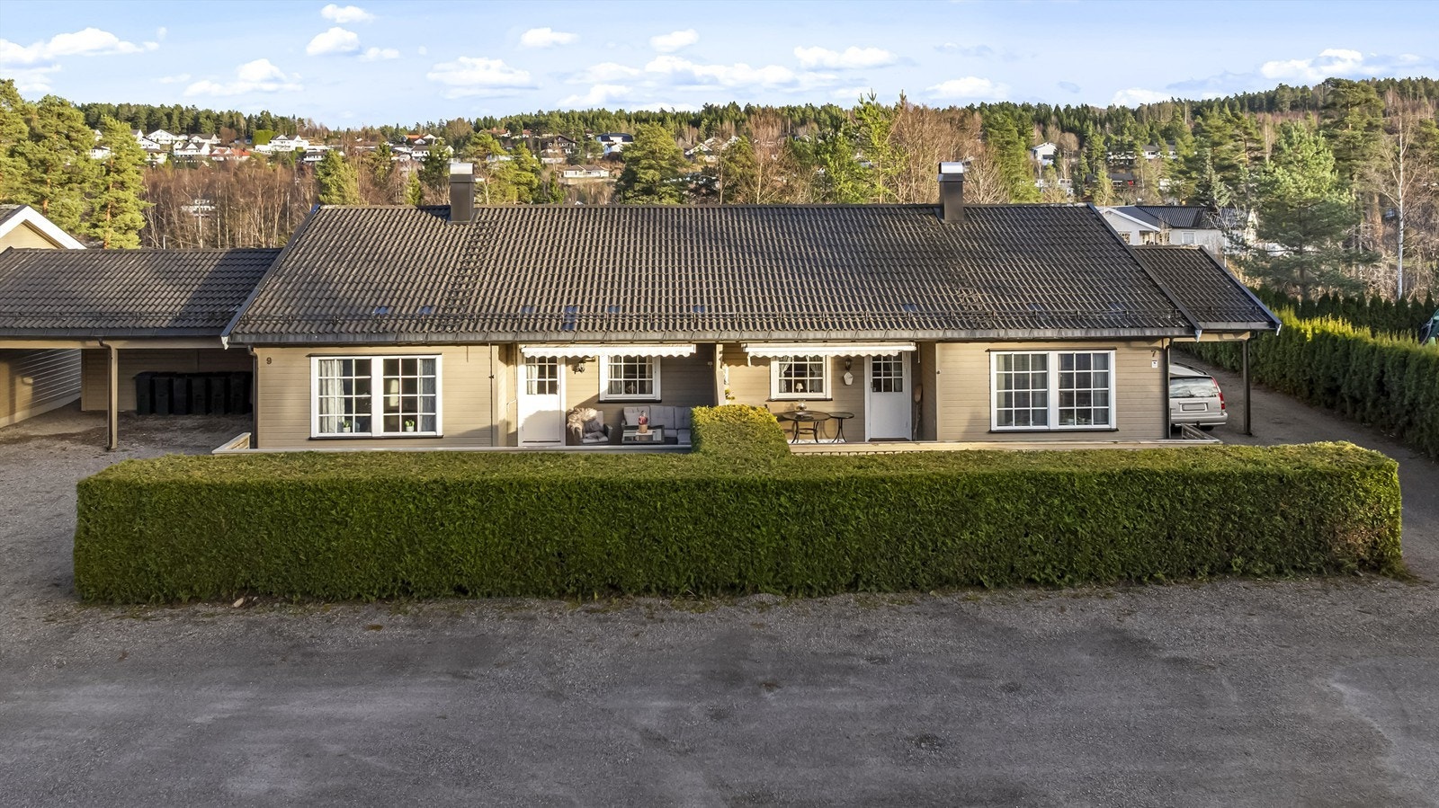 Boligen har også carport. Galleribilde