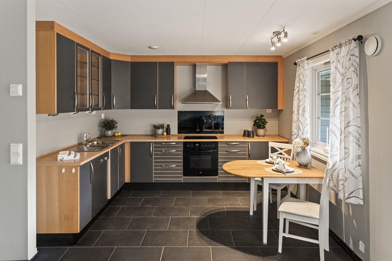 Integrert oppvaskmaskin, stekeovn og kokeplate. Galleribilde