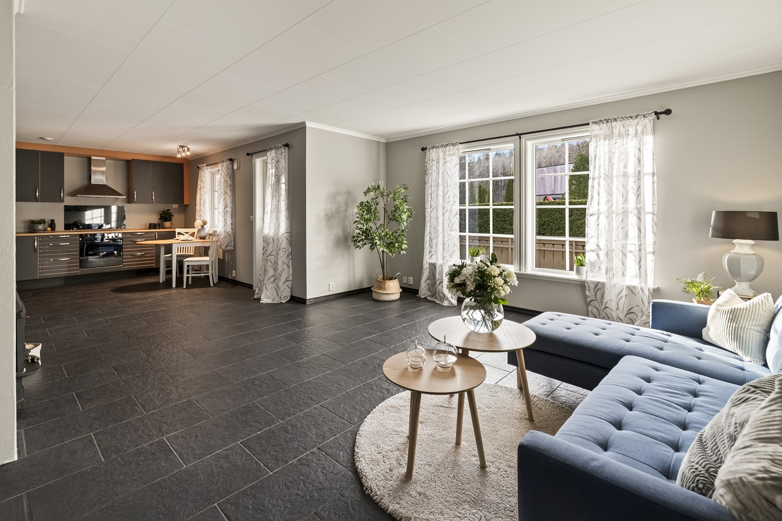 Romslig og lys stue med peis. Galleribilde