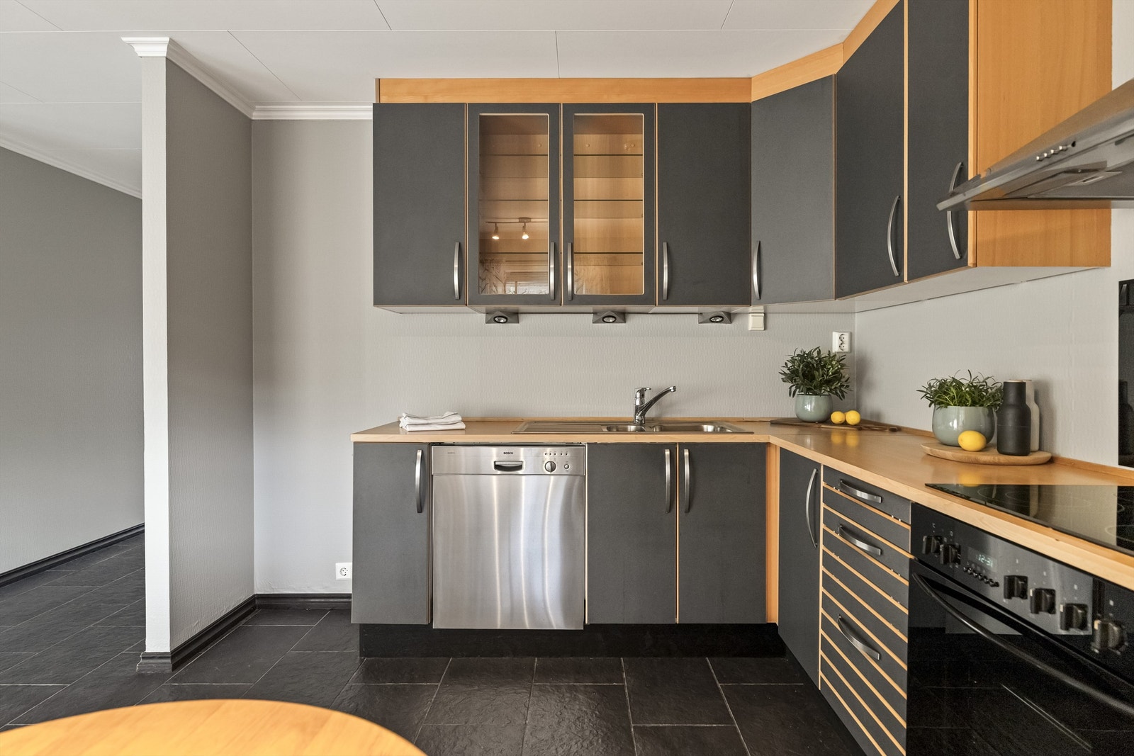 Plass til kjøleskap i enden av kjøkkenskapene. Galleribilde