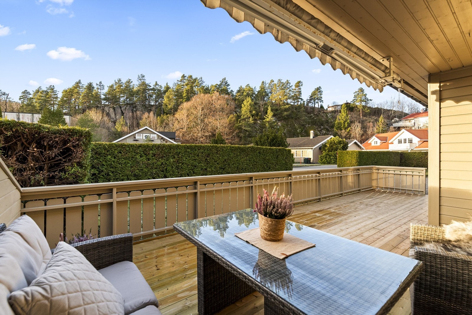 Usjenert plass hvor eiendommen er inngjerdet med tett hekk. Galleribilde