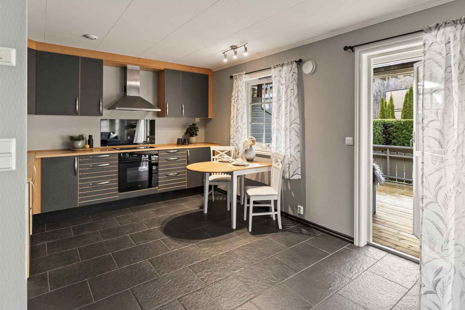 Fra stue/ kjøkken har du utgang til terrassen. Galleribilde