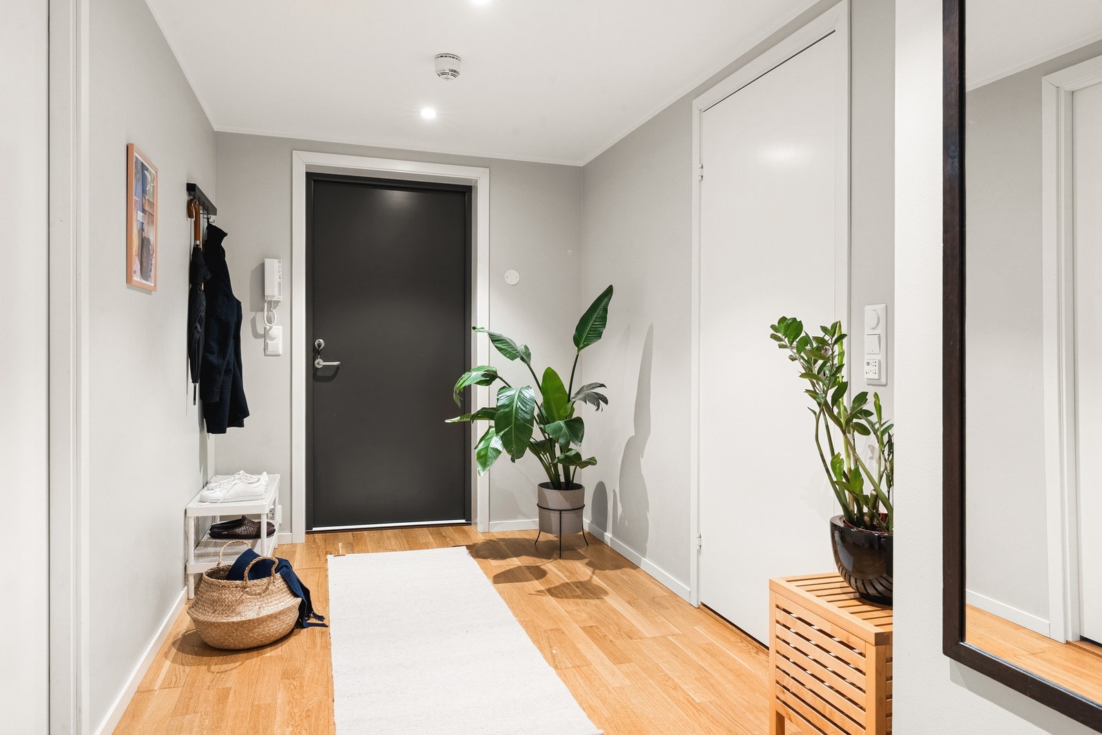 Velkommen inn. I gangen har du god plass til oppbevaring av sko- og yttertøy. Galleribilde