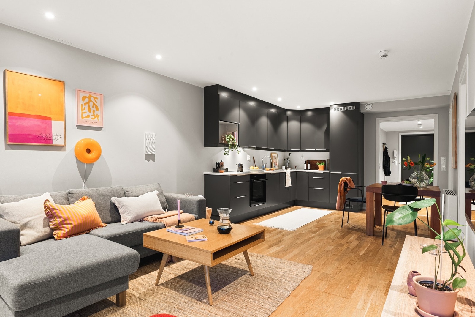 Stuen er delt inn i tydelige soner og har store vindusflater som slipper inn mye naturlig lys. Galleribilde