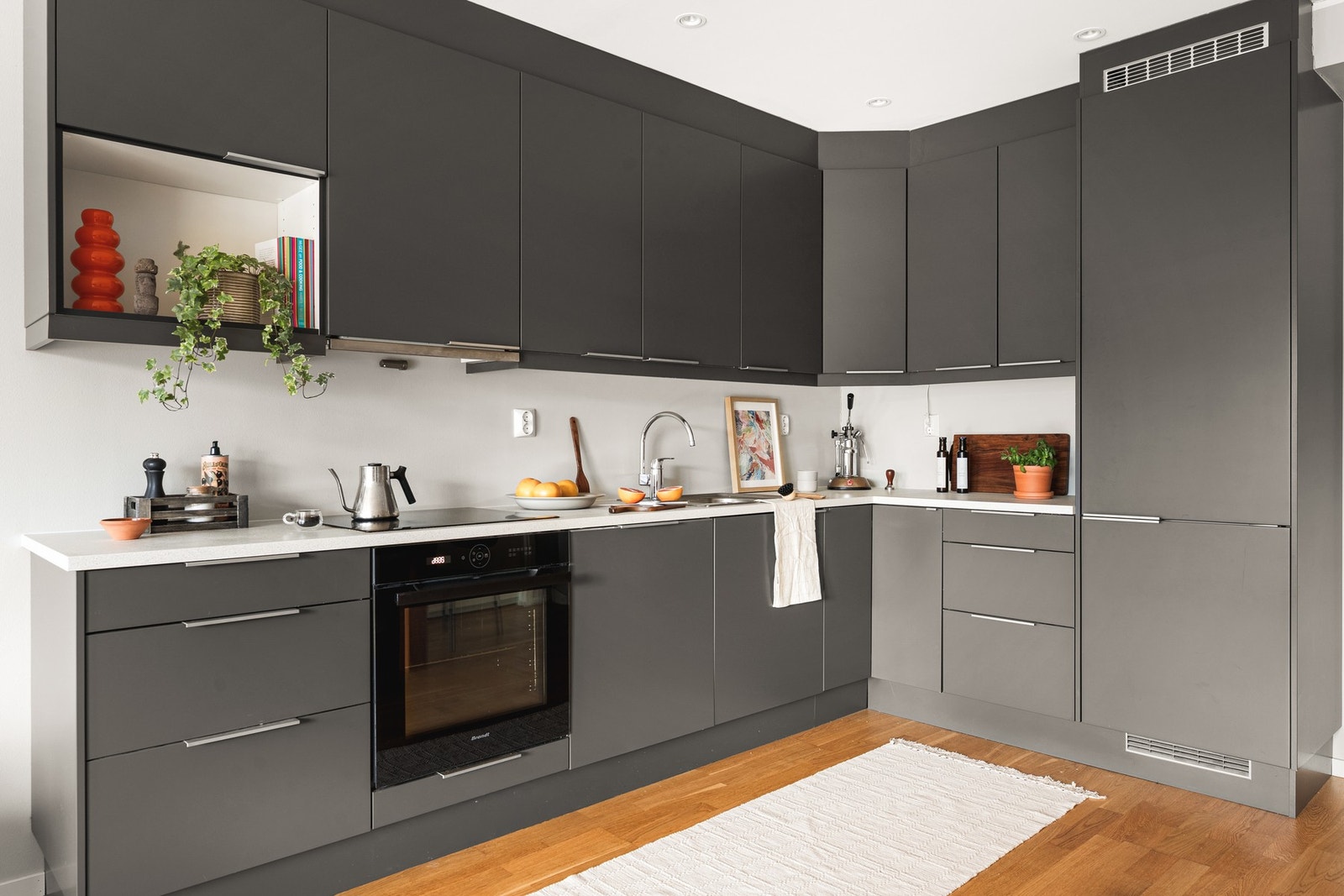 Kjøkkenet er innredet med slette fronter og laminat benkeplate med nedfelt vask av stål. Galleribilde