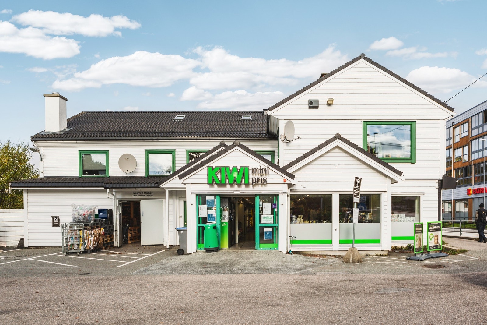 Fra leiligheten er det en 4 minutters gange til Kiwi og Coop Extra Søreide. Galleribilde