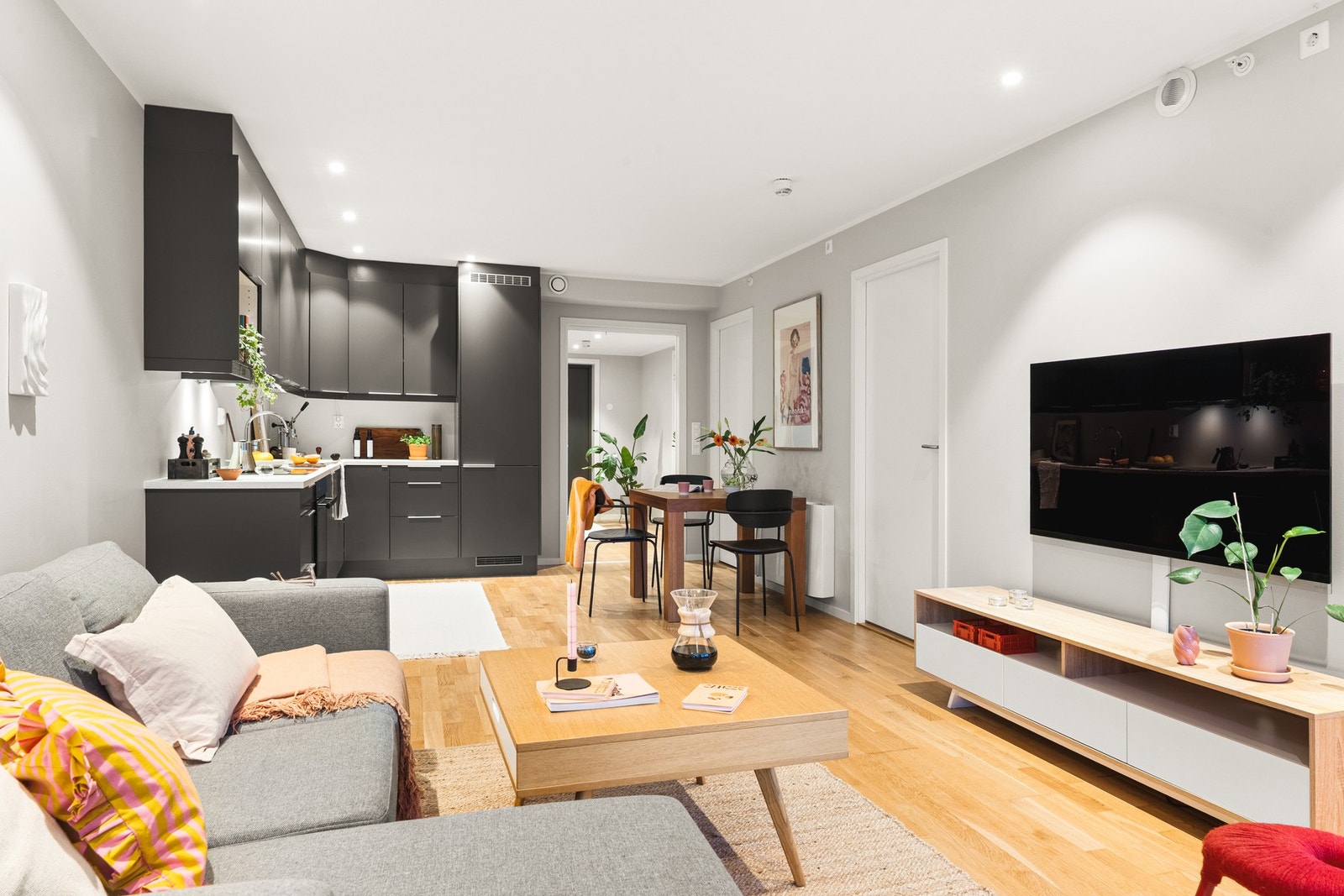 Leiligheten er malt i tidsriktige farger og oppleves lys og luftig. Galleribilde