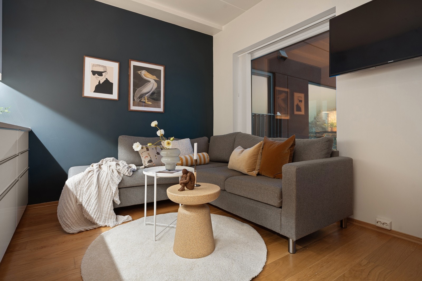 Plass for sofa med tilhørende bord.