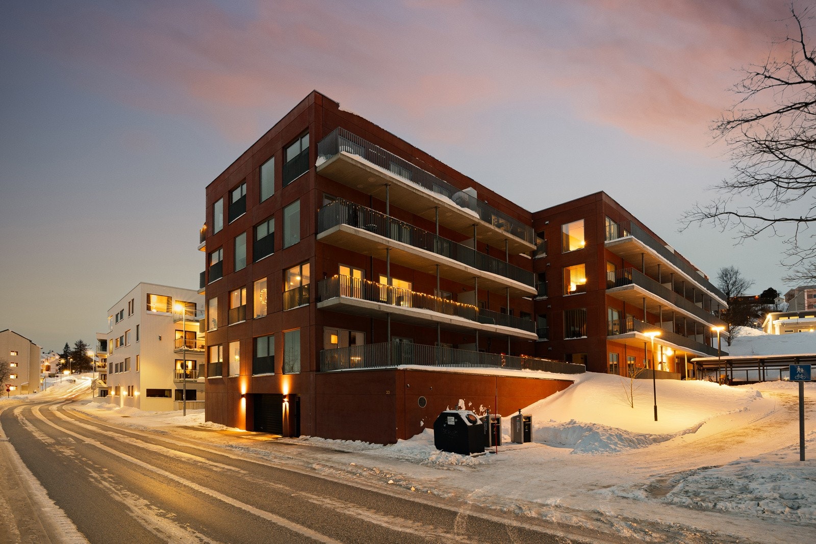 Fra blokken har du kort vei til bussholdeplass med hyppige avganger til sentrum, UNN/UiT, Jekta m.m.