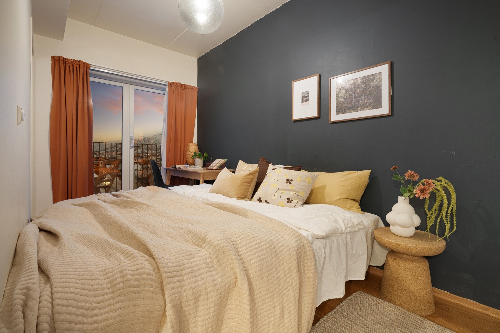 Leilighetens soverom er av god størrelse med plass til stor seng, tilhørende nattbord og skrivebord.